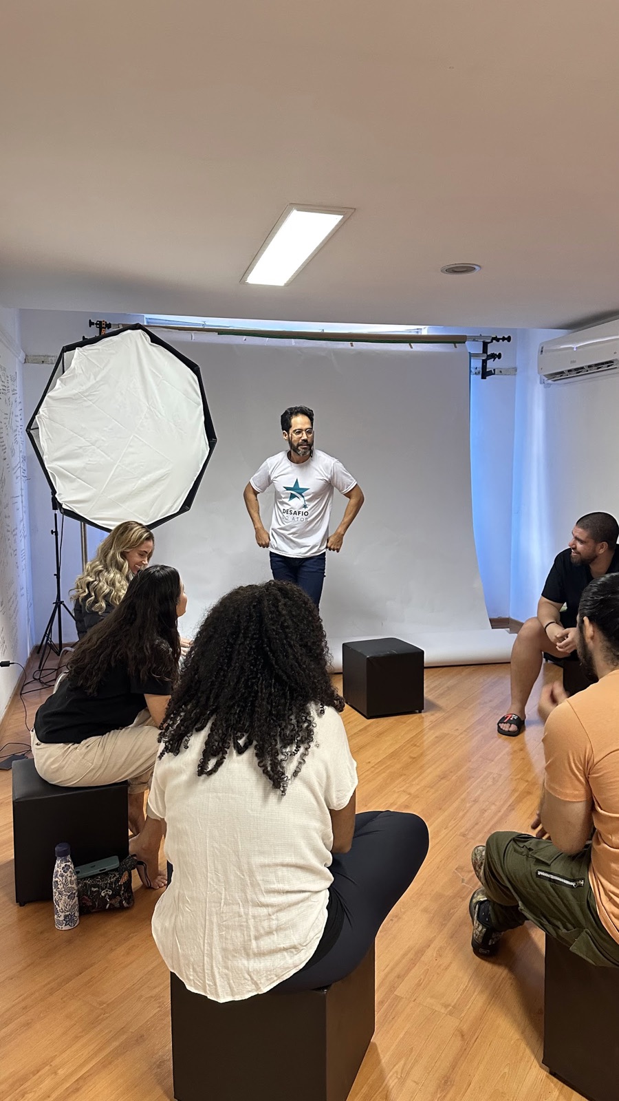 João Sales conduzindo workshop presencial de atuação para TV e cinema